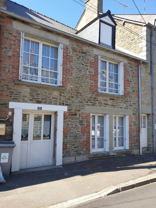Maison de ville située à 8 kms du Mont St Michel Pontorson Extérieur photo